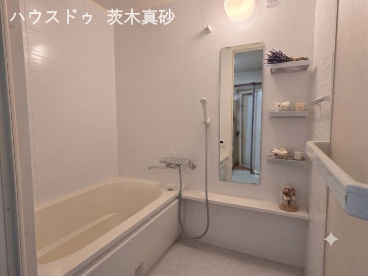 白を基調とした明るく清潔感のある、ゆったりバスルーム♪
※写真の装飾は生活のイメージがしやすいステージング用です
