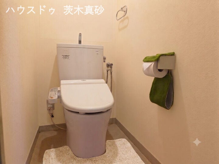 温水洗浄便座付きの白を基調とした清潔感のあるトイレ♪