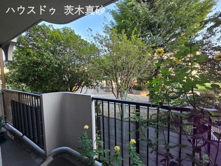 バルコニーは1階だけどやや高低差があるので安心です。
南側の公園を眺めて緑豊かな心地よさ。
夏でもお昼からは直射はほぼないので、明るいわりに暑くすぎない素敵な環境です♪