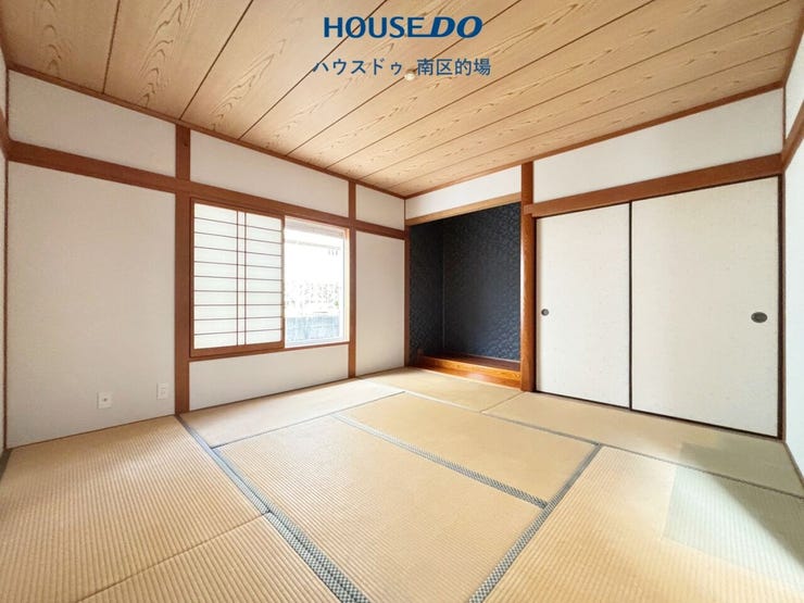 1階和室。床の間や押し入れ収納があり、ほっと落ち着くお部屋。客間としても活躍します。