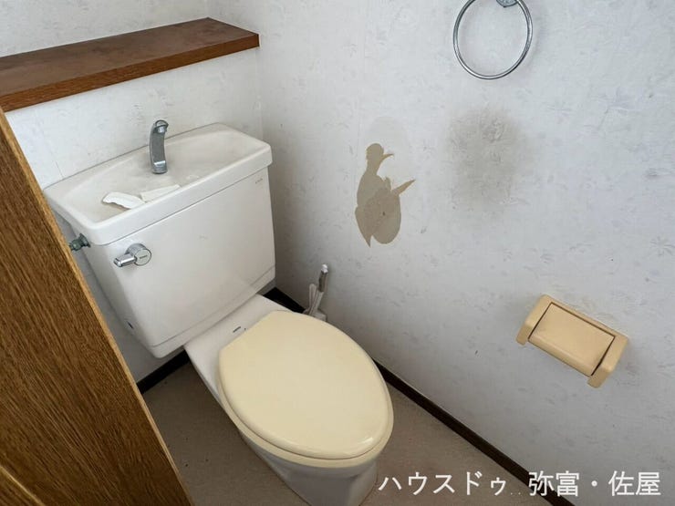 窓付きの2階トイレは明るく通気性の良い清潔感のある空間です♪