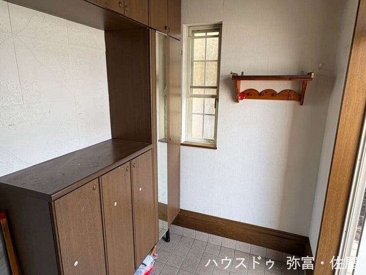 散らかりがちな玄関もスッキリと保てる玄関収納!ミラー付きのため、お出かけ前に身だしなみチェックができますね(^^)♪