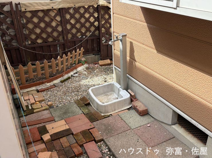 お庭に立水栓付♪アウトドア用品や汚れのついた靴などを洗う作業も水跳ねが気にならず便利です!!