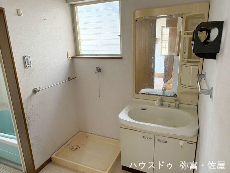 シャワー付洗面化粧台☆洗髪や手洗い洗濯に加え、洗面台のお掃除もしやすくとても便利です♪