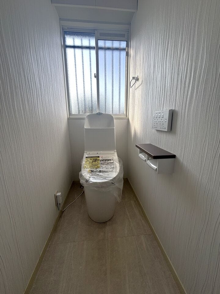 1階のトイレです!小窓があるので換気も十分にできますね。