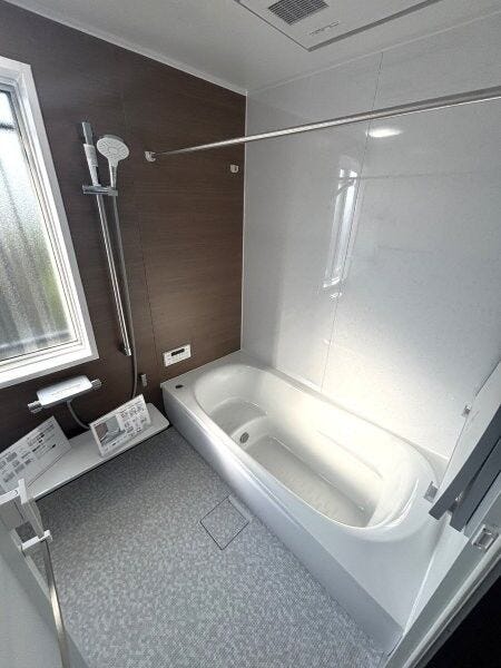 自動お湯はり機能あり!小窓があるので換気も十分にできますね。