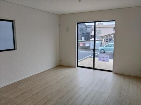 家族が集う明るく開放的なリビングダイニング。自然光が差し込む心地よい空間で、家具の配置がしやすくインテリアのコーディネートも楽しめます。