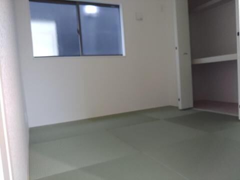 ほっと落ち着く和の空間。客間としてはもちろん、お子様のお昼寝スペースや家事スペース、来客時の寝室としても多目的にご活用いただけます。