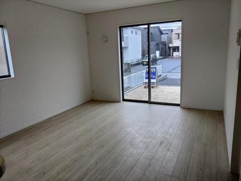 家族が集う明るく開放的なリビングダイニング。自然光が差し込む心地よい空間で、家具の配置がしやすくインテリアのコーディネートも楽しめます。