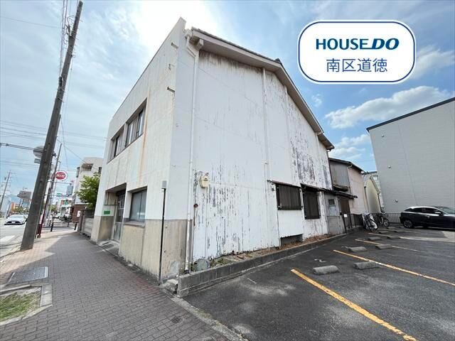 西隣は近隣の駐車場となっています。圧迫感がなく開放的です!