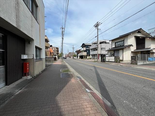 北側前面道路です。片側一車線の道路と歩道があるので、お子様の通学も安心ですね。