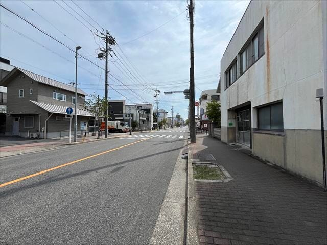 道路の向かいに「道徳交番」があります。防犯効果、緊急時の安心感、地域の安全性の向上に◎
