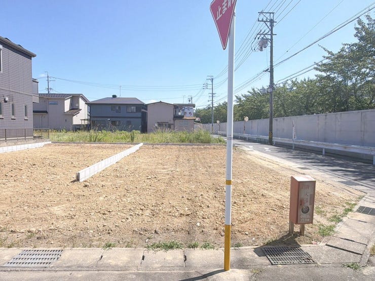 【北西角地】
二方向が道路に面した角地は、採光と風通しに優れた心地よい住環境♪
開放感のある立地で車の出し入れもしやすく、暮らしの快適さと安心感を高める魅力的な住まいです!