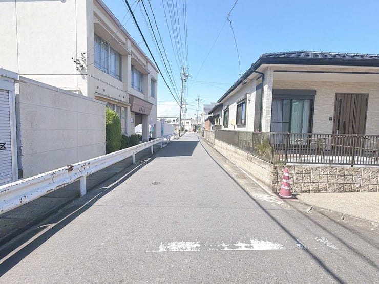 【前面道路】
大型車の通行が少なく、静かで落ち着いた環境が魅力です♪
小さなお子さんがいるご家庭でも安心して暮らせます!
車がスピードを出しにくく、交通事故のリスクも低減される安全な住環境です!