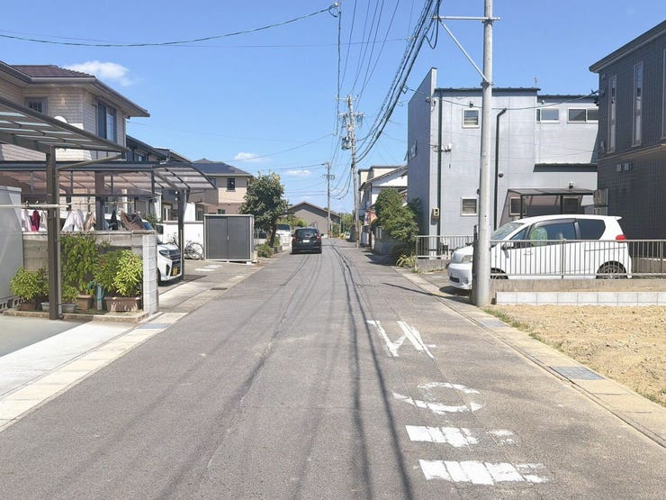 【前面道路】
交通量が少なく静かな環境のため、歩行者や高齢者、お子様にも安心の立地です♪
周辺の騒音も少ないため、落ち着いた雰囲気の中で穏やかな毎日を過ごしたい方にぴったりの住環境です!