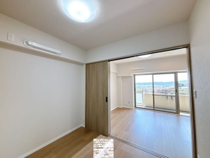どんな家具にもフィットする床材カラーのお部屋です。