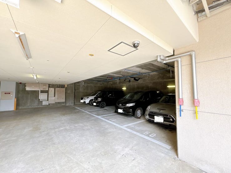 広々とした駐車場で車の出し入れもスムーズにできます。