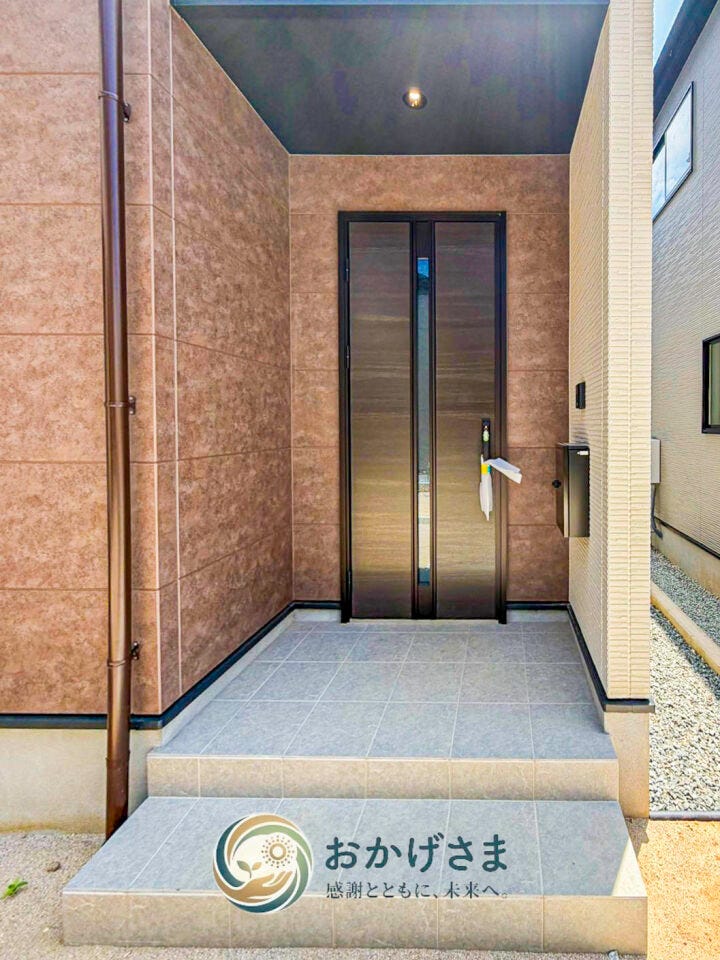 【玄関】
スタイリッシュなデザインの玄関ドア。屋根付きのアプローチで、雨の日のお出かけもスムーズです。