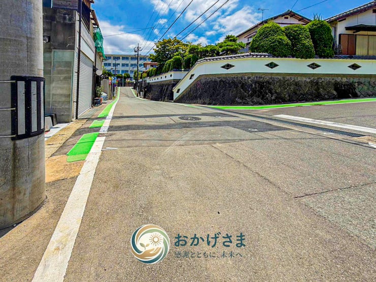 【前面道路】
周辺は整備された歩道があり、小さなお子様との散歩も安心。街灯も多く、夜間の帰宅も安心です。