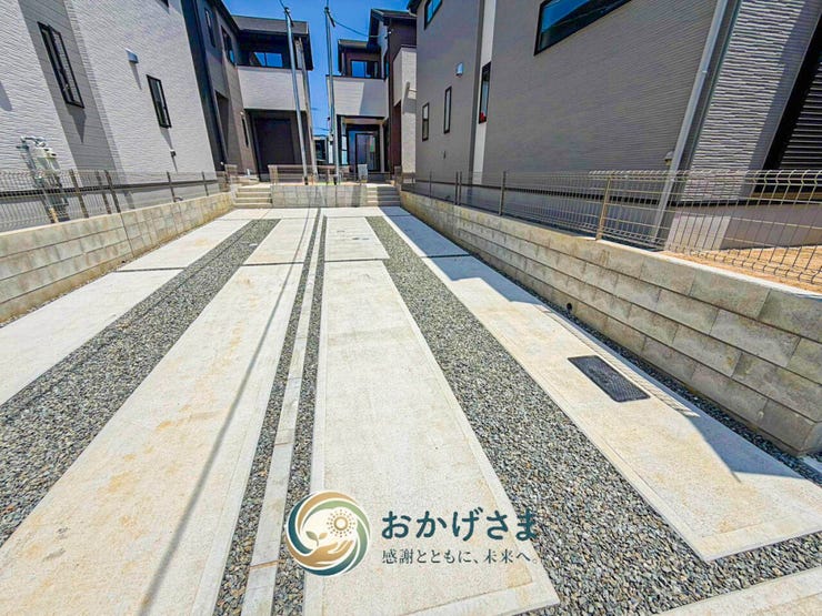 【カースペース】
広々としたカースペース。複数台の駐車が可能で、来客時にも便利です。