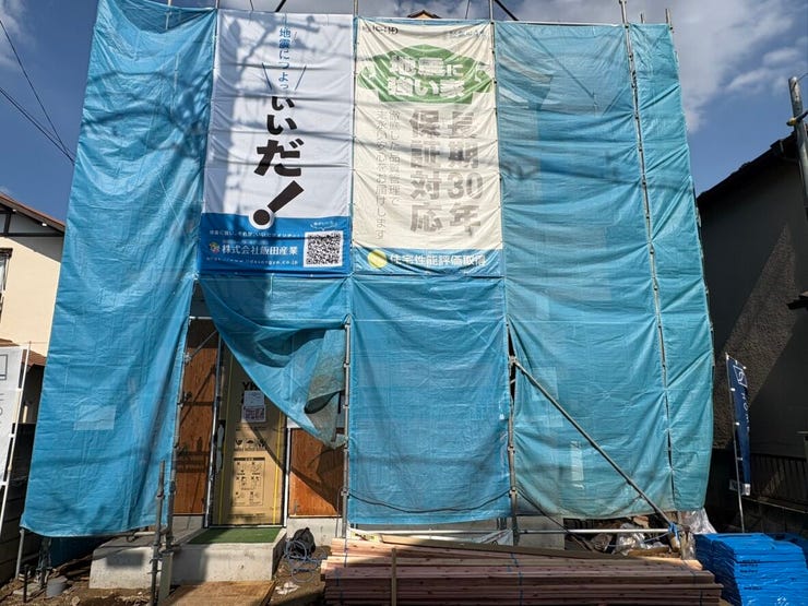 着工中の建物が並ぶ落ち着いた住宅街の一角に位置しています。周囲の緑や建物と調和する穏やかな空気が流れ、ご家族で心安らぐ日常を紡ぐことができそうです。