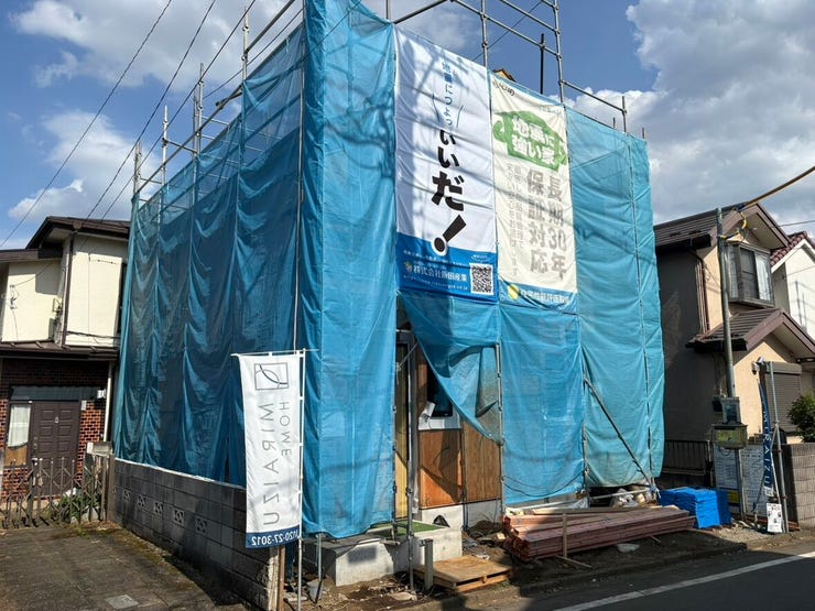 足場とシートに囲まれた施工中の外観ですが、完成に向けた丁寧な仕事ぶりが伺えます。ゆったりとした前面道路により、日々の車の出入りもスムーズに行えるロケーションです。