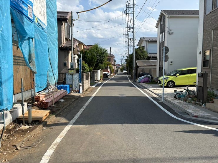 視界がすっきりと開けた前面道路は、歩道が確保され車の行き来もしやすい環境です。開放感のある街並みの中で、毎日の通勤やお出かけも安心してお歩きいただけます。