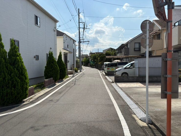 ゆとりある幅員が確保された前面道路は、車の見通しが良くスムーズな通行が可能です。閑静な住宅街の心地よい空気感に包まれながら、穏やかな日常を送ることができますね。