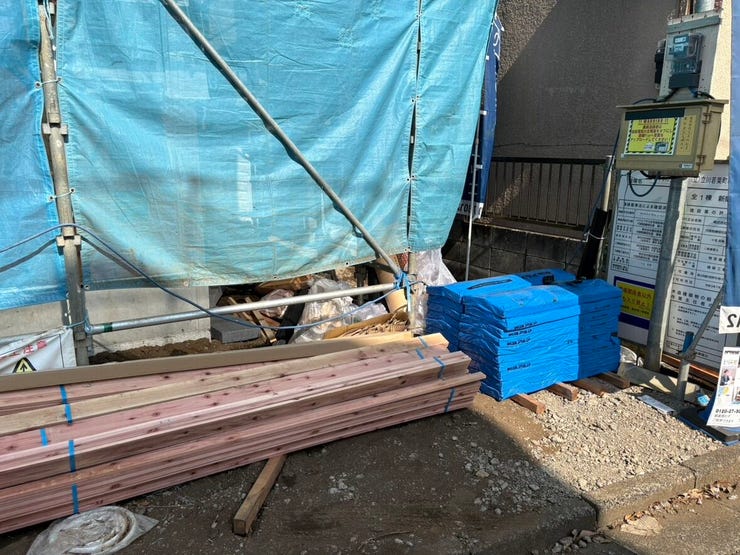 建築資材が綺麗に整理整頓されて搬入されている、丁寧な施工現場の様子です。安全第一で着々と工事が進められており、安心感の中で新しい住まいの完成を心待ちにできます。