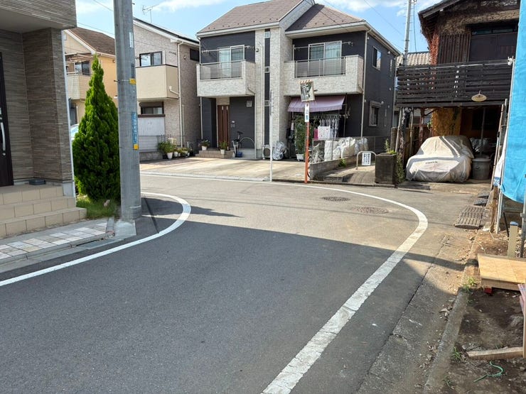 すっきりと整備された前面道路は歩行者や車の見通しが良く、安心感のあるロケーションです。穏やかな青空と落ち着いた街並みが広がり、日々の暮らしに心地よいゆとりを与えます。