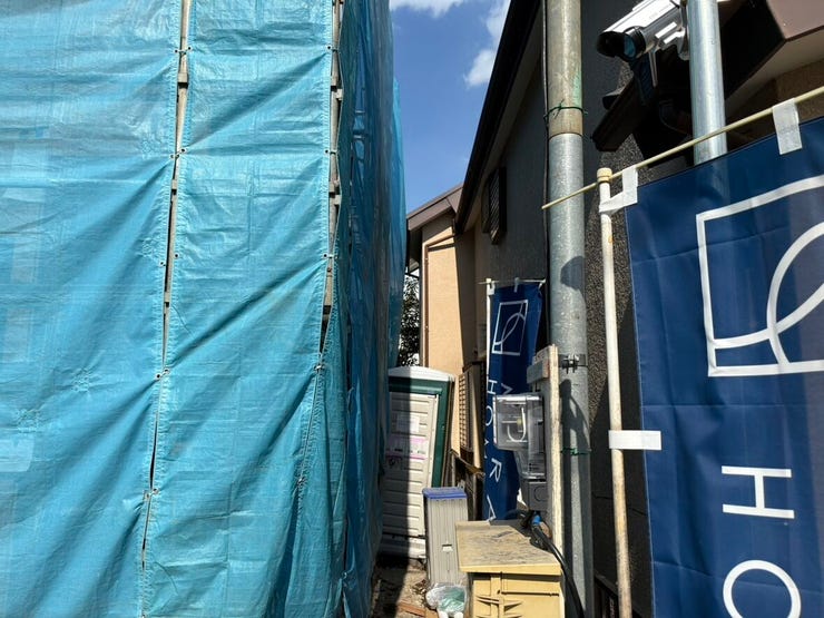 建物側面のスペースがしっかりと確保され、隣地との間隔にゆとりを持たせた配置です。風通しや採光にも配慮された開放的な設計が、快適な新生活を心地よく支えます。