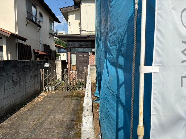 敷地内のサイドスペースにゆとりを持たせた、光と風の通り道を大切にした建物配置です。丁寧に進められる工事現場の空気感に包まれながら、完成への期待感が高まりますね。