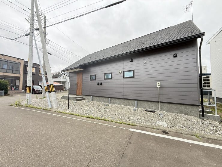 【外観】
ダークグレーの外壁と木目調の玄関ドアが調和した、スタイリッシュな平屋住宅です♪