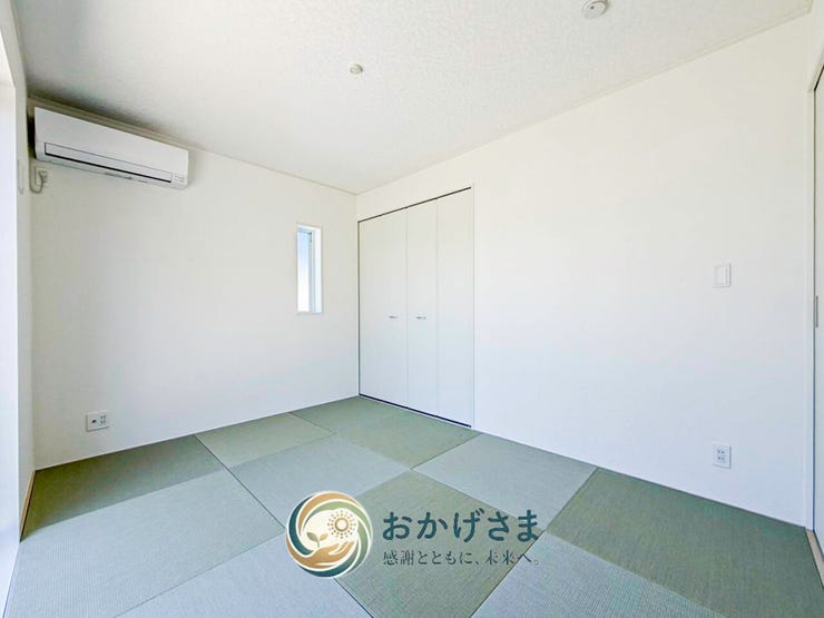 【和室】
モダンな琉球畳が印象的な和室。クローゼット完備で、寝室や子供部屋など多目的に活用できます。