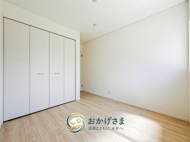 【洋室】
心地よい自然光が差し込むシンプルな洋室。クローゼット付きで、部屋をすっきり保てます。