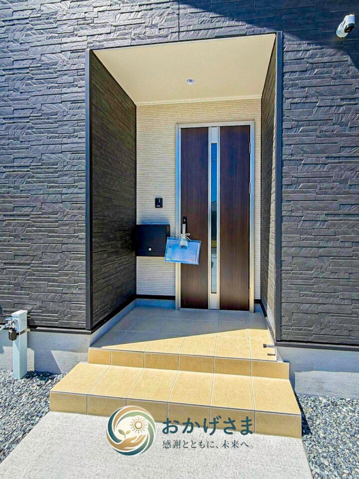 【玄関】
シックな黒の外壁に映える、モダンな木目調の玄関ドア。便利なポストと宅配ボックス一体型です。