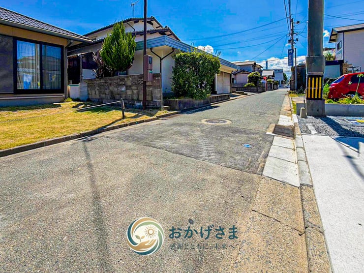 【前面道路】
前面道路は車通りが少なく、小さなお子様がいるご家庭も安心。静かな住環境が魅力です。