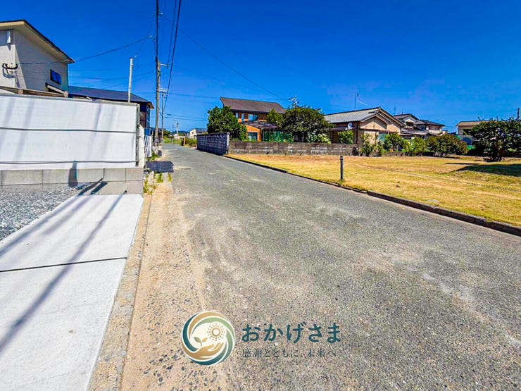 【前面道路】
幅員にゆとりがある前面道路。見通しも良く、車の出し入れもスムーズに行えます。