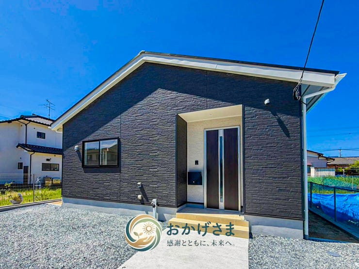 【外観】
アプローチが続く、黒い外壁のモダンな平屋。シンプルながら存在感のある外観です。