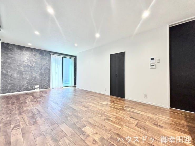 ■安らぎと笑顔の中心地■陽光が優しく降り注ぎ、会話が自然と弾む。ここでは、毎日が特別な時間へと変わります。