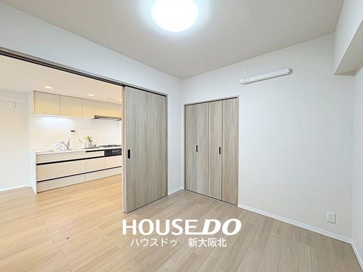 ■キッチン横にある4.9帖洋室
■引き戸はドアに比べてデッドスペースができにくく、空間を無駄なく使うことができます!
■家具のレイアウトもしやすいですよ!