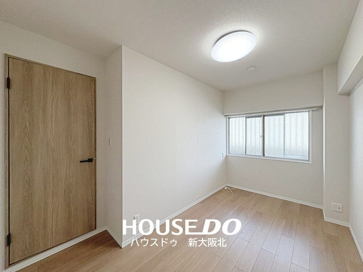 ■玄関横6帖洋室
■こちらのお部屋はリビングを通らずに入室できるため独立性が高く、プライベートを大切にするご家族にもオススメです◎