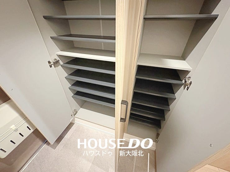 ■いつの間にか増えてしまうご家族の靴もたっぷり収納していただけるシューズボックス!
■段の高さ調節ができるのでヒールや高さのある靴も収納可能です!