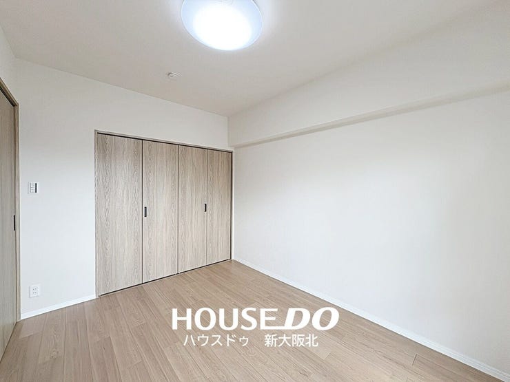 ■リビングに隣接した6帖洋室
■白い壁とナチュラルな木目の床・建具の組み合わせがシンプルで落ち着いた雰囲気の室内です!