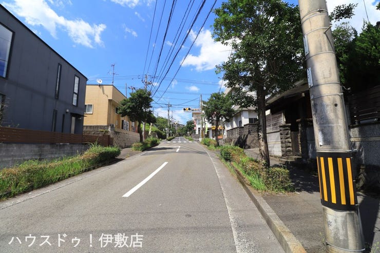 武岡３丁目 売土地 【前面道路】
西側前面道路、北方面
歩道付で小さなお子様にも安心です