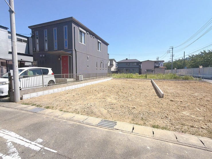 【北西角地】
二方向が道路に面した角地は、採光と風通しに優れた心地よい住環境♪
開放感のある立地で車の出し入れもしやすく、暮らしの快適さと安心感を高める魅力的な住まいです!