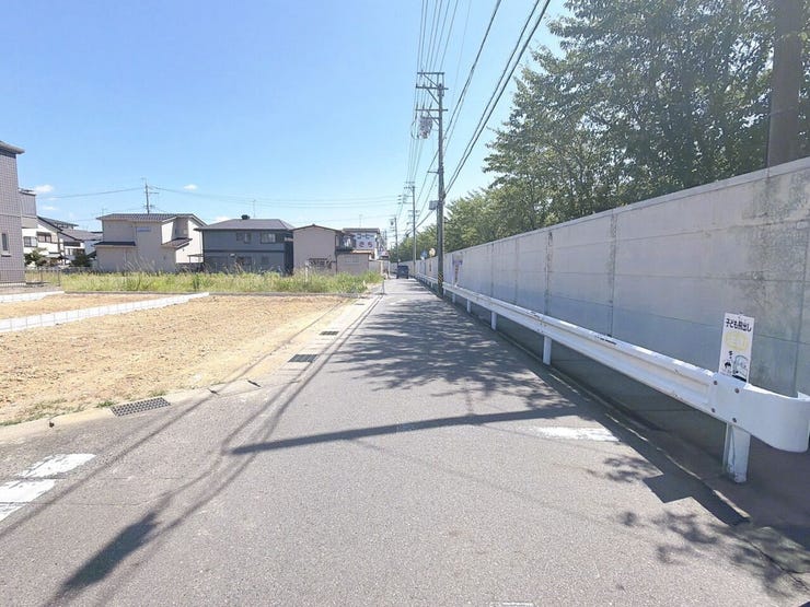 【前面道路】
大型車の通行が少なく、静かで落ち着いた環境が魅力です♪
小さなお子さんがいるご家庭でも安心して暮らせます!
車がスピードを出しにくく、交通事故のリスクも低減される安全な住環境です!
