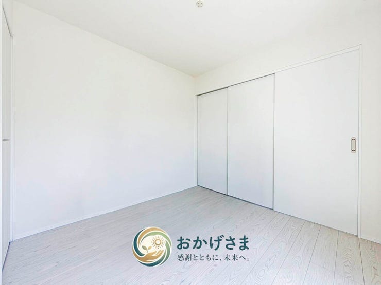 【洋室】
白を基調とした明るく開放的な洋室。クローゼット完備で、お部屋をすっきり保てます。