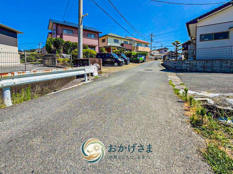【前面道路】
幅員にゆとりがある前面道路。見通しも良く、車の出し入れもスムーズに行えます。