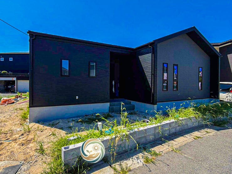 【外観】
アプローチが続く、黒い外壁のモダンな平屋。シンプルながら存在感のある外観です。